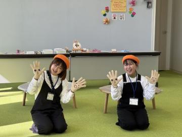 手あそびをしています