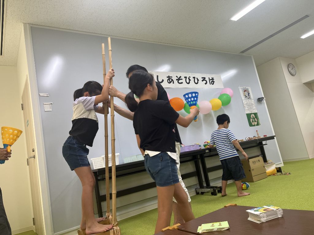 むかしあそび体験中