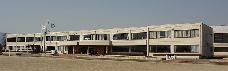 平田中学校の外観の写真