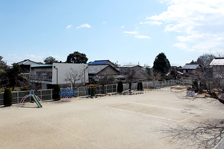 なかよし園舎：上から見た運動場の写真