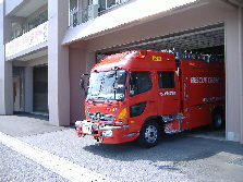 消防署車庫から出場する消防車の写真