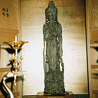 観音堂にまつられている観音菩薩像の写真