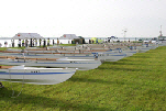 河川敷で整列しているレガッタ艇の写真