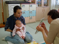 ブックスタートの様子（赤ちゃんとお母さん）の写真