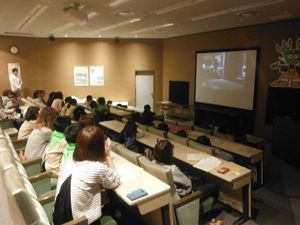 土砂災害を疑似体験として学べる3D映像上映中の様子