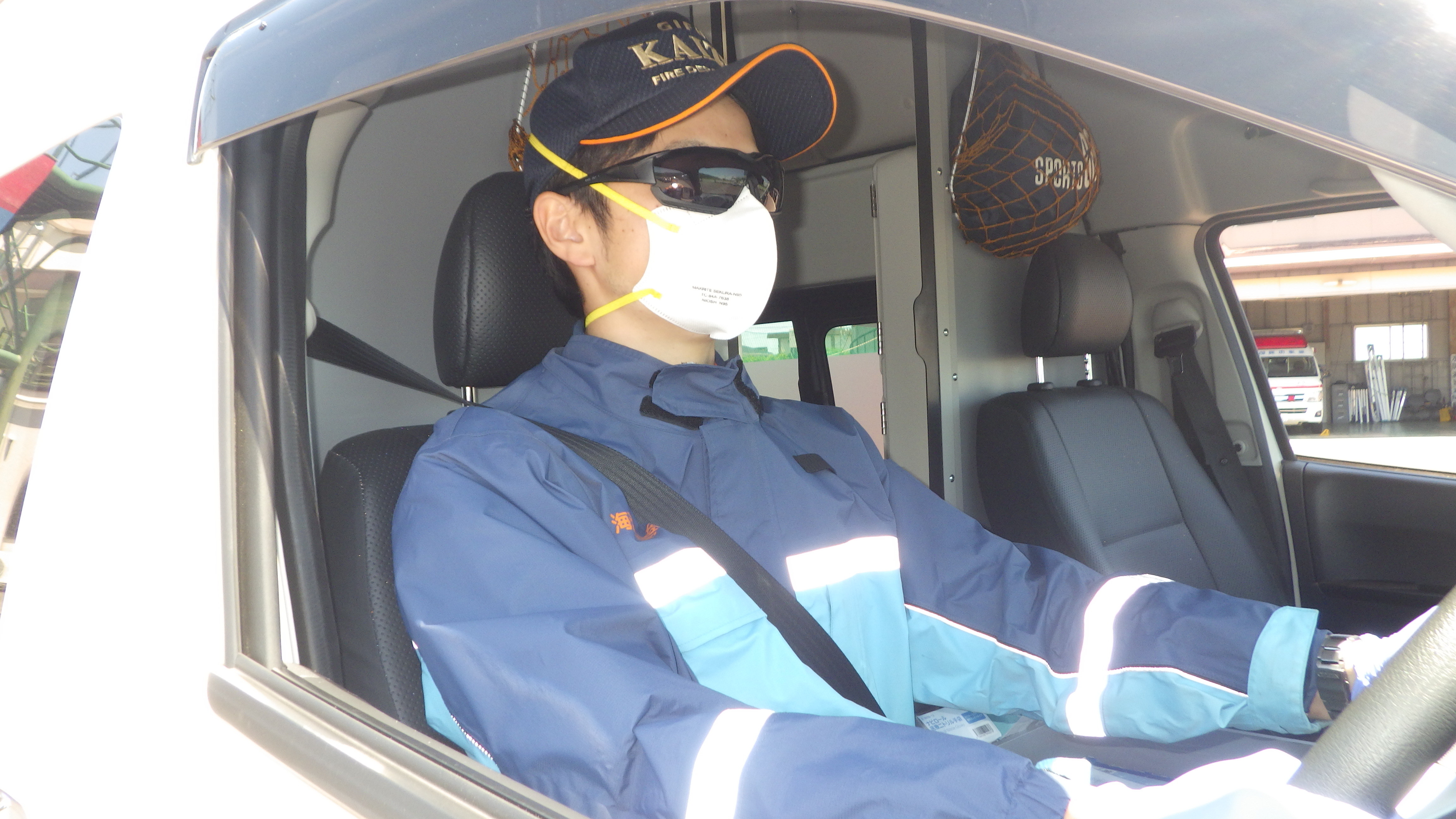 救急車運転手がサングラスをしたイメージ写真